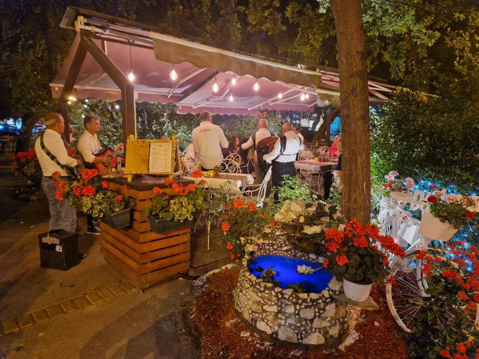 Restoran Orijent 5 Aparthotel Sombor Bagian luar foto